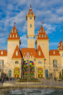 MOSCOW, RUSSIA - 6 Temmuz 2020: Technopark metro istasyonu, alışveriş merkezi ve lunaparkı yakınlarındaki Moskova Rüya Sarayı Adası