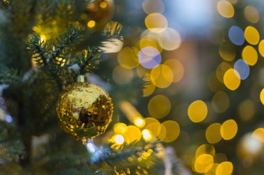 Oyuncakları, topları, çelenkleri ve ışıkları olan Noel ağacı, Bokeh ile yeni yıl geçmişi