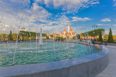 MOSCOW, RUSSIA - 6 Temmuz 2020: Technopark metro istasyonu, alışveriş merkezi ve lunaparkı yakınlarındaki Moskova Rüya Sarayı Adası