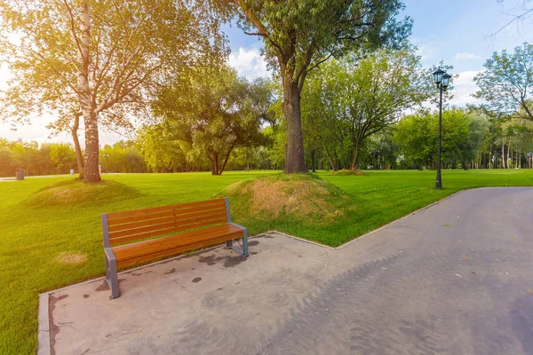 Parco Verde Con Alberi Prato Vicino Centro Intrattenimento Isola Dei — Foto Stock