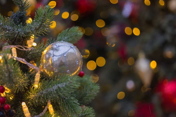 Albero Natale Con Giocattoli Palle Ghirlande Luci Sfondo Nuovo Anno — Foto Stock