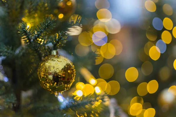 圣诞树上有玩具 花环和彩灯 新年背景上有Bokeh — 图库照片