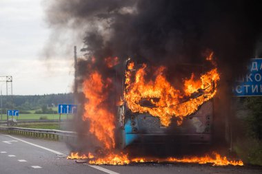 Sabahın erken saatlerinde otoyolda normal bir otobüs yanıyor, trafik sıkışık, yangın yüzünden.