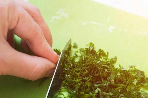 Grüner Dill Mit Messer Und Finger Auf Schneidebrett Schneiden — Stockfoto