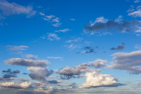Texturált Kontrasztos Gyönyörű Felhők Esti Égbolton Naplementében Vagy Hajnalban — Stock Fotó