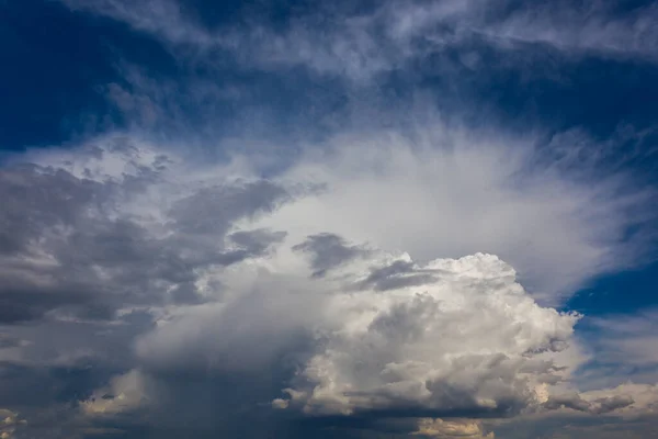 동트기 아름다운 구름들이 대조를 이루는 — 스톡 사진