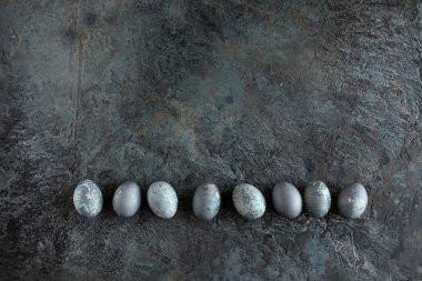 Dokulu taş arka plan üzerinde Paskalya yumurtaları ile Kompozisyon. Kopya alanı. Üstte görüntü.