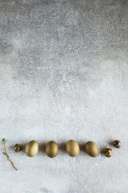 gri taş doku arka plan üzerinde Paskalya boyalı yumurta omposition. Kopya alanı. Üstte görüntü.