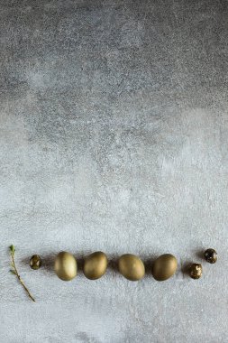 gri taş doku arka plan üzerinde Paskalya boyalı yumurta omposition. Kopya alanı. Üstte görüntü.