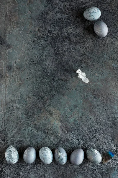 dokulu bir taş arka plan üzerinde fütüristik Paskalya yumurtaları ile kompozisyon. Kopya alanı. Üstte görüntü.
