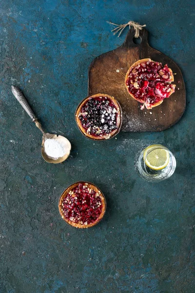 Limonlu su ve şeker vintage kaşık ile 3 berry kek. Üst te. Mavi arka plan