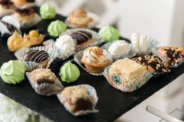 Catering servisi. Bir stand üzerinde küçük tatlı kek