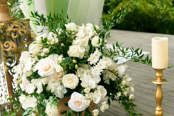 Ένα Μπουκέτο Λευκά Τριαντάφυλλα Μια Γαμήλια Τελετή Εικόνα Αρχείου