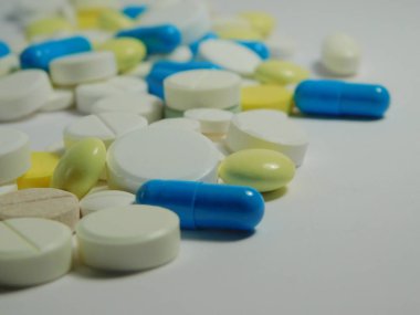 hafif bir arka plan üzerinde haplar, kapsüller, haplar ve peletler