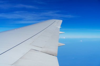 Açık bir günde gökyüzünde uçan uçağın kanatları