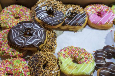 Taze hazırlanmış asya çörekler / Kutusunda çeşitli renklerde çörekler seti.