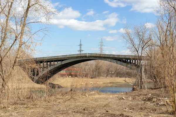 Rusya, Kazan - 20 Nisan 2019: Sprin nehri üzerinde eski terk edilmiş köprü