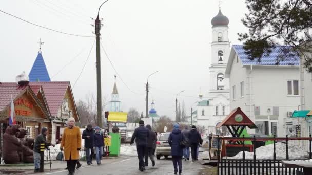 俄罗斯 2019年4月7日 博戈罗迪茨基修道院 在一个多云的冬日 人们去教堂 在春天阴天 乞丐在基督教寺庙附近要钱 — 图库视频影像