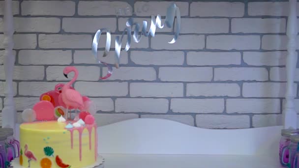 Pastel de cumpleaños para niños en Candy Bar . — Vídeos de Stock