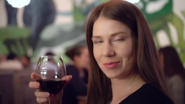 Elinde Bir Kadeh Kırmızı Şarap Olan Mavi Gözlü Kahverengi Saçlı — Stok video