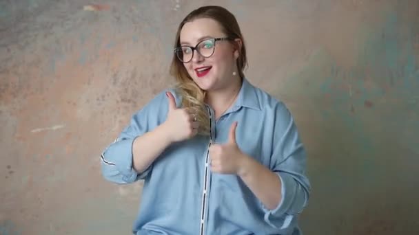 Retrato Atraente Size Óculos Mulher Ter Emoções Positivas Alegria Surpresa — Vídeo de Stock