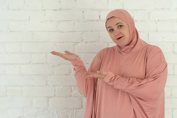 Junge muslimische Frau in pinkfarbener Hijab-Kleidung isoliert auf weißem Hintergrund. Menschen religiöser Lebensstil Konzept. — Stockfoto