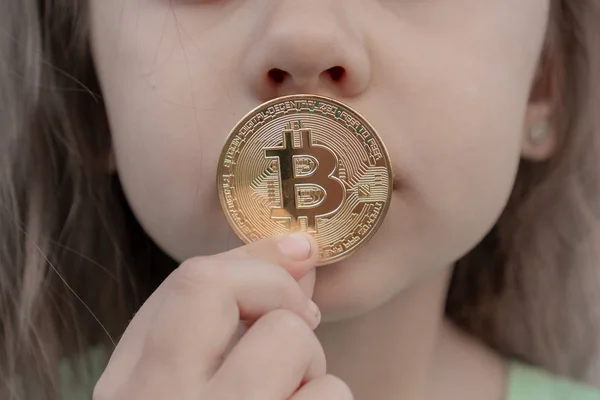 Małe dziecko dziewczynka gospodarstwa cyfrowych pieniędzy bitcoin. Pojęcie łatwe bitcoin, inwestowanie i handlowy — Zdjęcie stockowe