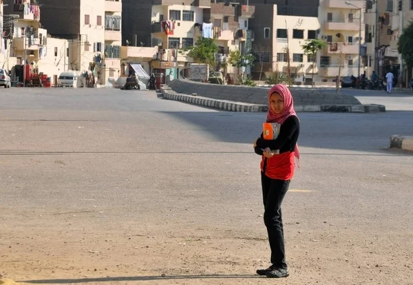 Ägypten, 22. Oktober 2012: Ein Schulmädchen im Hidschab mit Schulbüchern in den Händen steht auf der Straße — Stockfoto