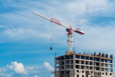Endüstriyel Vinç, mavi gökyüzüne karşı beton blok işletme ve kaldırma