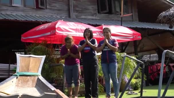 Phuket Thailand Maart 2019 Boot Vaart Weg Jonge Vrouwen Zwaaiende — Stockvideo