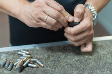Siyah bir tişört bir adam 9 19 kartuşları ile tabanca tutucu ücretleri.