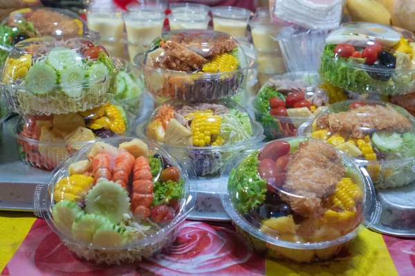 À emporter. Salades. Nourriture thaïlandaise traditionnelle. Marché de nuit en Thaïlande — Photo