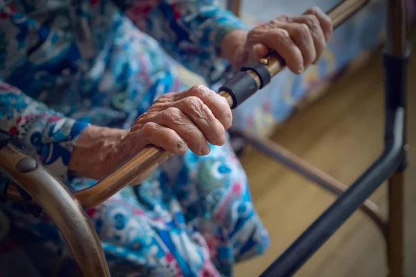 Närbild av Senior Kvinna flyttar med hjälp av Walker. Gammal sjuk kvinna 90 år på sjukhuset — Stockfoto