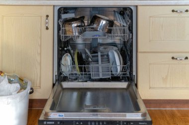 Rusya, Tataristan, 31 Mayıs 2019. Kirli bulaşık ları ile açık bulaşık makinesi