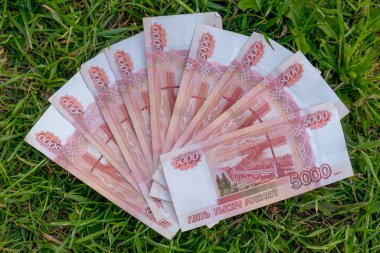 Banknotlar 5,000 Rus rublesi çim yeşili arka plan üzerinde. Rus rublesi. Para
