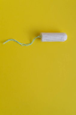 sarı arka plan üzerinde kadınsı tamponlar ve adet hijyeni, i minimal tasarım. sarı arka plan üzerinde kadınsı tamponlar ve adet hijyeni, i minimal tasarım. Kritik gün kavramı, adet