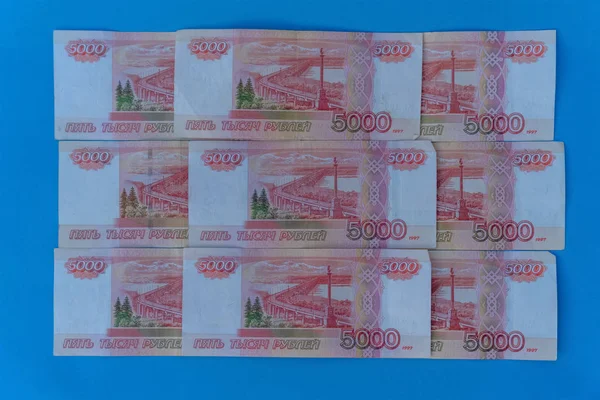 Billetes 5.000 rublos rusos sobre fondo azul. Rublos rusos. Dinero —  Fotos de Stock