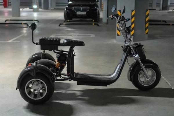 Rússia, Bolgar - 08 de junho de 2019 Kol Gali Resort Spa: Moto elétrico de três rodas no estacionamento subterrâneo . — Fotografia de Stock
