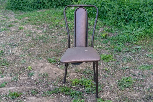 Трехногое кресло. Сломанная ножка стула, символ отсутствия командной работы . — стоковое фото
