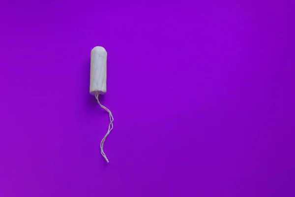 Feminine tampons and menstrual hygiene on purple background, i minimal design. Concept of critical days, menstruation. Copy space — Stock Photo, Image