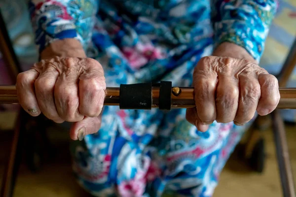 Närbild av Senior Kvinna flyttar med hjälp av Walker. Gammal sjuk kvinna 90 år på sjukhuset — Stockfoto