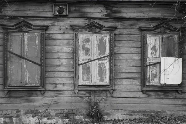 Ancienne maison en bois abandonnée en noir et blanc. Les fenêtres de th — Photo