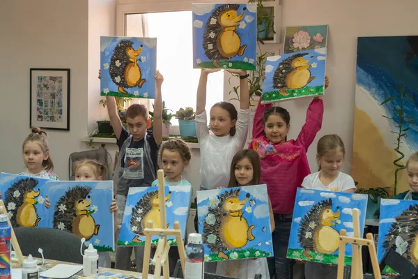 Россия, Татарстан, 21 апреля 2019 года. Дети демонстрируют картины, которые они нарисовали. Интерьер художественной школы для рисования детей. Концепция творчества и людей . — стоковое фото