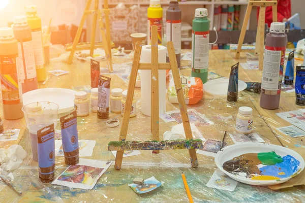 Rusland, Tatarstan, 21. april 2019. Beskidte bord i kunstnerens maling efter tegning. Interiør af kunstskolen til tegning af børn. Kreativitet og mennesker koncept . - Stock-foto