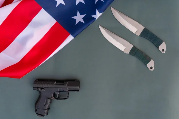 던지는 칼, 권총, 미국 국기 플랫 회색 백그로에 누워 — 스톡 사진