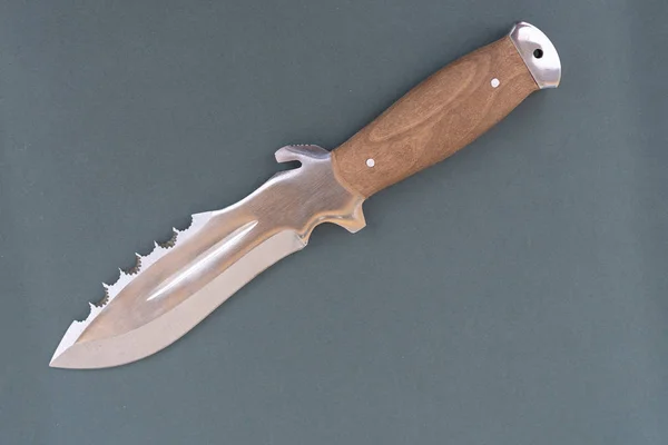 Cuchillo marrón del ejército sobre fondo gris. cuchillo de primer plano —  Fotos de Stock
