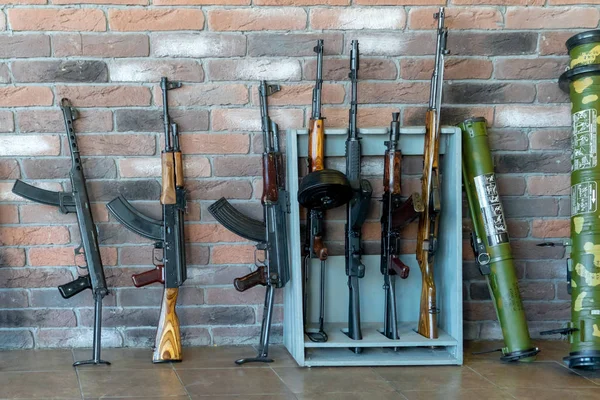 Rusia, Tartaristán, 23 de junio de 2019. Armas de fuego PPS, AKM, AKS, AK103, AKS-74U, SKS, granada de asalto lanzacohetes  . —  Fotos de Stock
