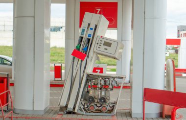 Rusya, Tataristan, 28 Temmuz 2019. Benzin istasyonu pompası kırıldı. İç mekanizma benzin istasyonu Pompası.