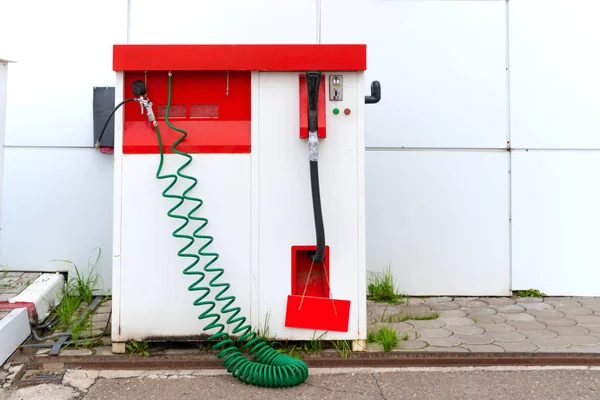 Máquina de aspirador moderno no posto de gasolina . — Fotografia de Stock