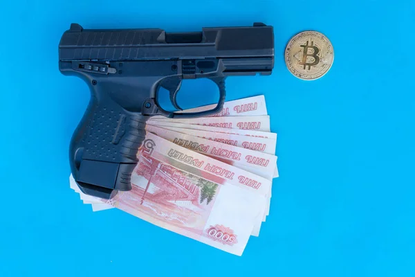 Close up imagem de pistola, Bitcoin moedas e rublos moneyon a b — Fotografia de Stock